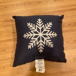 Snowflake outdoor pillow in navy/white